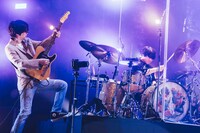 サポートギターのDAIKI（BBHF）と尾崎和樹（Dr）。（Photo by Masato Yokoyama）