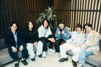 Galileo Galileiとサポートメンバーの大久保淳也（Sax）、DAIKI（G / BBHF）。（Photo by Masato Yokoyama）