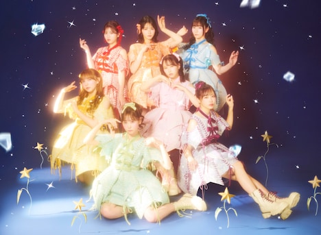 FRUITS ZIPPER。中央ピンクカラーが松本かれん。