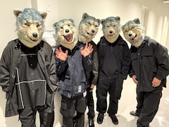 MAN WITH A MISSION「バズリズム」で海外ライブのハプニング話、ILLITらスタジオライブも