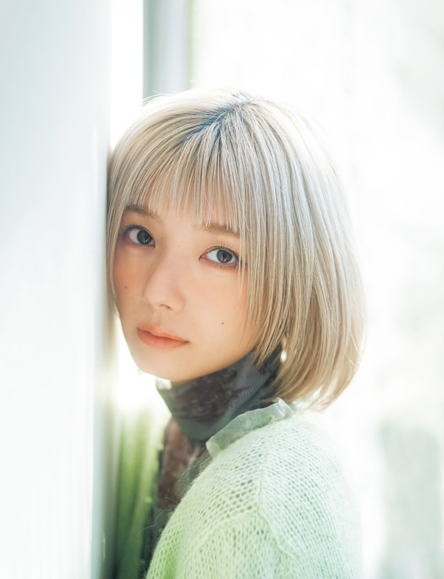 雑誌「週刊少年マガジン」17号表紙を飾る藤吉夏鈴。