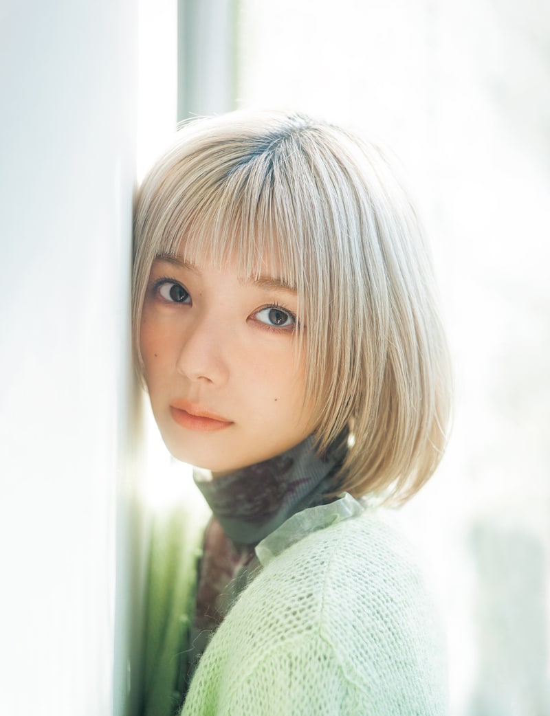 雑誌「週刊少年マガジン」17号表紙を飾る藤吉夏鈴。