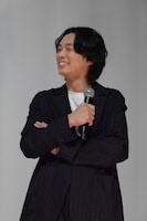 峯田和伸のエピソードトークを楽しそうに聞く甫木元空。