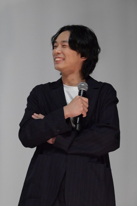 峯田和伸のエピソードトークを楽しそうに聞く甫木元空。