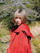 雑誌「週刊少年マガジン」より藤吉夏鈴。（撮影：細居幸次郎 / スタイリング：武久真理江 / ヘアメイク：田村直子 / デザイン：松本麻実（GROVENOR design.））