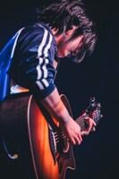 アコースティックギターを弾くさとう。。（撮影：スエヨシリョウタ）