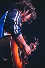 アコースティックギターを弾くさとう。。（撮影：スエヨシリョウタ）