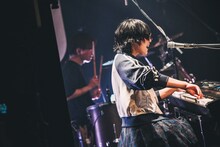 キーボードも弾くさとう。。（撮影：スエヨシリョウタ）