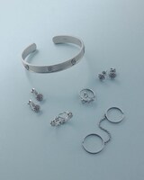 デビューコレクションのアクセサリー。