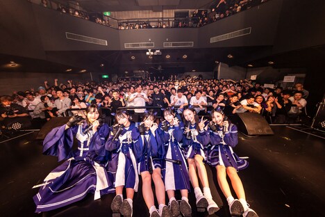 フロアをバックに記念撮影するDevil ANTHEM.。（撮影：笹森健一）