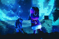 左から、嚩ᴴᴬᴷᵁ、ピーナッツくん。（撮影：横山マサト）