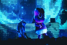 左から、嚩ᴴᴬᴷᵁ、ピーナッツくん。（撮影：横山マサト）