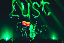 左から、YDIZZY、ピーナッツくん。（撮影：横山マサト）