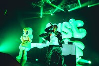 左から、ピーナッツくん、YDIZZY。（撮影：横山マサト）