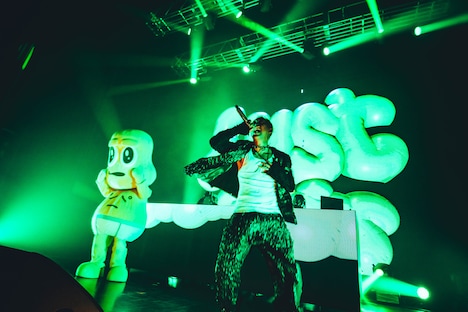 左から、ピーナッツくん、YDIZZY。（撮影：横山マサト）