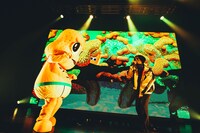 左から、ピーナッツくん、ウ山あまね（PAS TASTA）。（撮影：横山マサト）