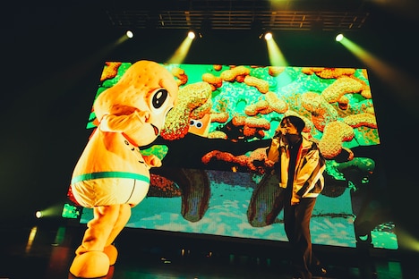 左から、ピーナッツくん、ウ山あまね（PAS TASTA）。（撮影：横山マサト）