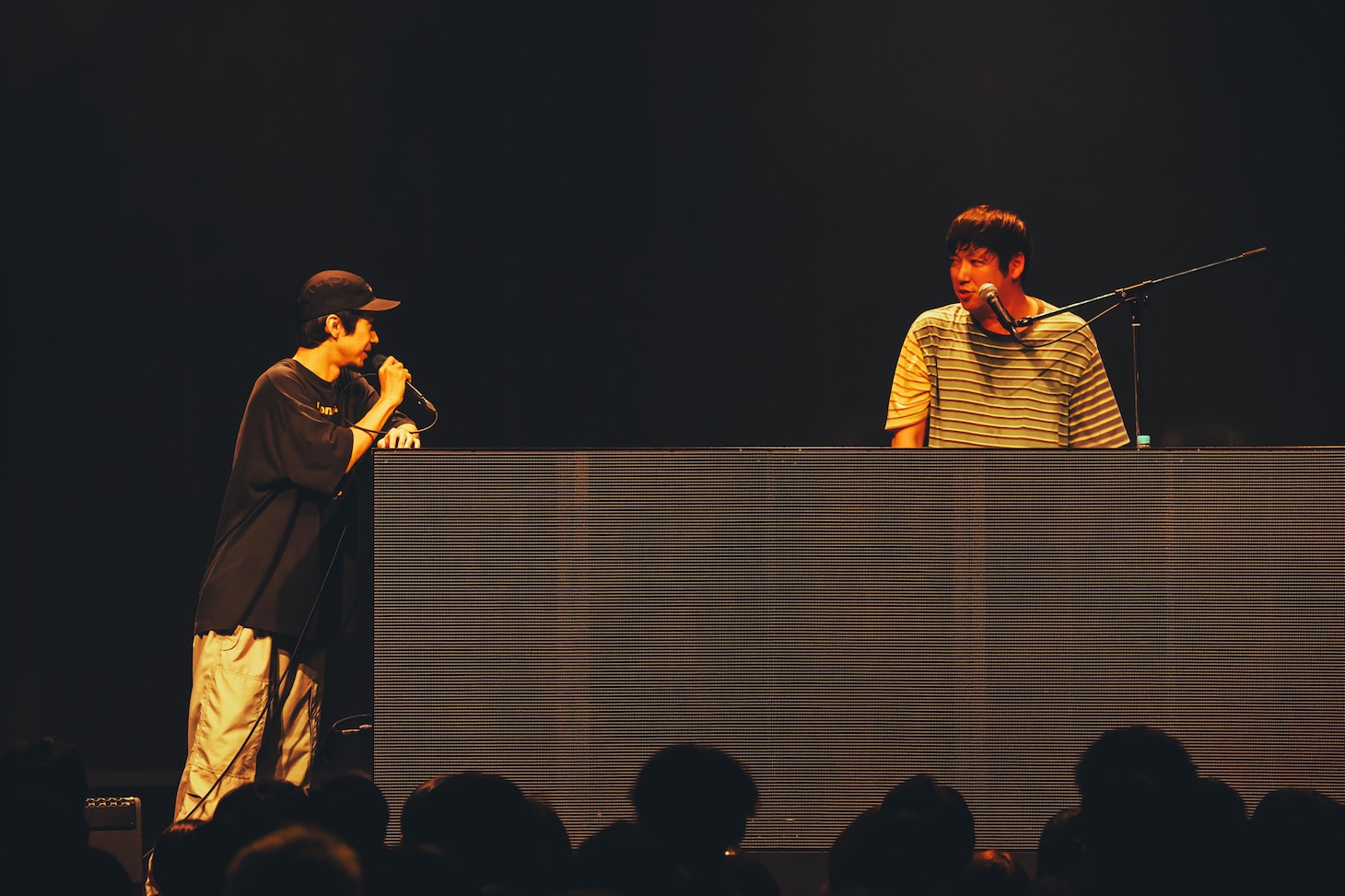 DJブースに肘を置きながら「これがあるとテレビ番組みたいで饒舌になる」と語るcp（左）。（撮影：横山マサト）