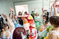 スタッフとともに円陣を組んで気合いを入れるえびちゅう。