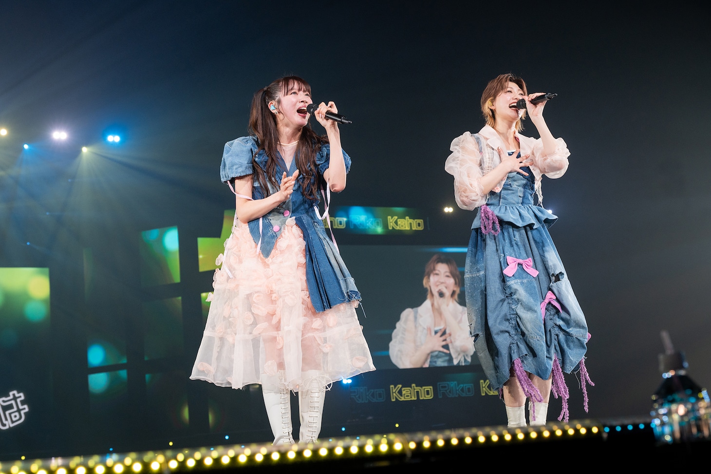 「君のそーゆーとこ」を歌う中山莉子（左）と小林歌穂（右）。