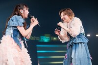 「君のそーゆーとこ」を歌う中山莉子（左）と小林歌穂（右）。