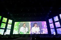 「明日」を歌う安本彩花（左）と真山りか（右）。