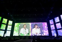 「明日」を歌う安本彩花（左）と真山りか（右）。