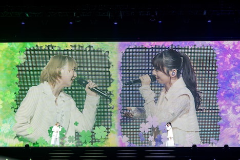 安本彩花（左）と真山りか（右）。