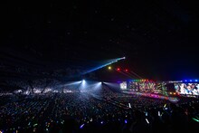 トロッコでアリーナを回るえびちゅう。