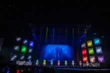 新曲「SCHOOL DAYS」を歌う私立恵比寿中学。