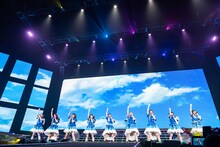 「なないろ」を歌うえびちゅう。