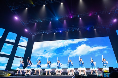 「なないろ」を歌うえびちゅう。