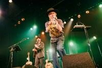 山田義孝（Vo）（撮影：松本いづみ）