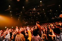 フロアで歌う吉田結威（G, Vo）。（撮影：松本いづみ）