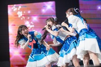 手をつなぐ桜井えま、仲村悠菜、真山りか（左から）。