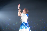 「感情電車」で伸びやかな歌声を響かせる小林歌穂。