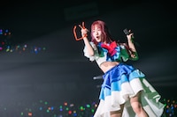 サングラスを外してポーズを決める桜木心菜。