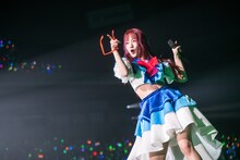 サングラスを外してポーズを決める桜木心菜。