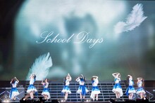 新曲「SCHOOL DAYS」を歌う私立恵比寿中学。