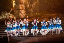 新曲「SCHOOL DAYS」を歌うえびちゅう。