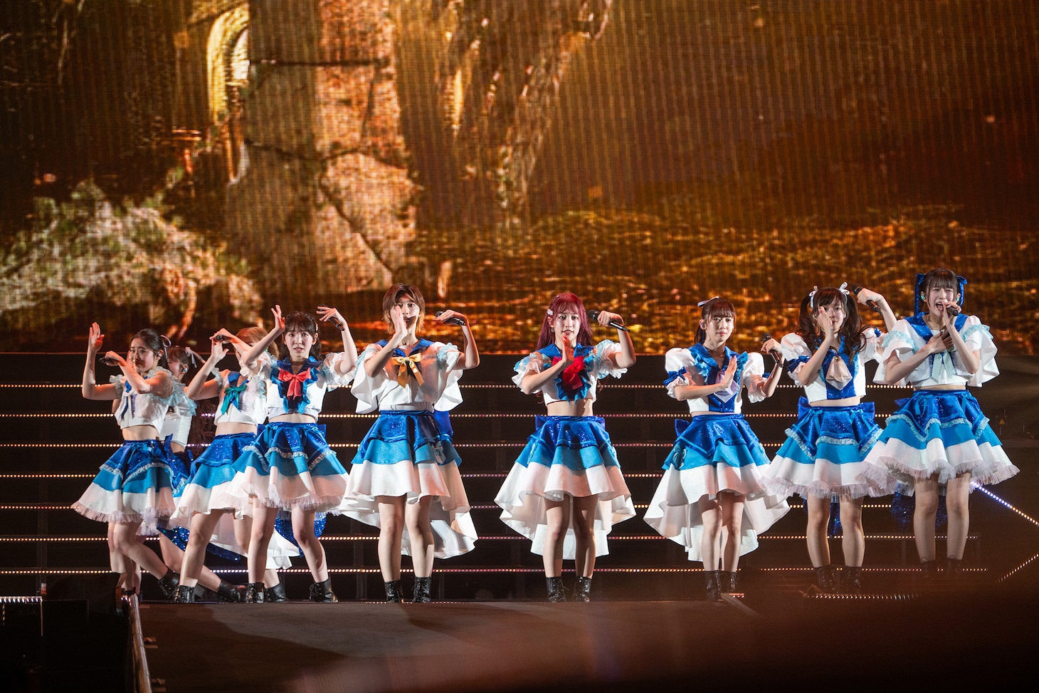 新曲「SCHOOL DAYS」を歌うえびちゅう。