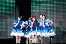 ダンスをレクチャーする小久保柚乃、中山莉子、桜木心菜、小林歌穂、風見和香（左から）。