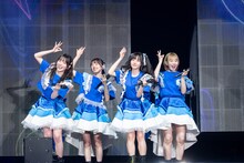 ダンスをレクチャーする桜井えま、真山りか、仲村悠菜、安本彩花（左から）。