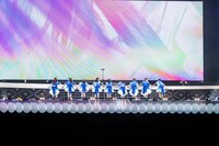 横一列でゴールテープ前に並ぶえびちゅう。