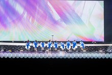 横一列でゴールテープ前に並ぶえびちゅう。