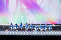 横一列に並んでゴールテープを切るえびちゅう。