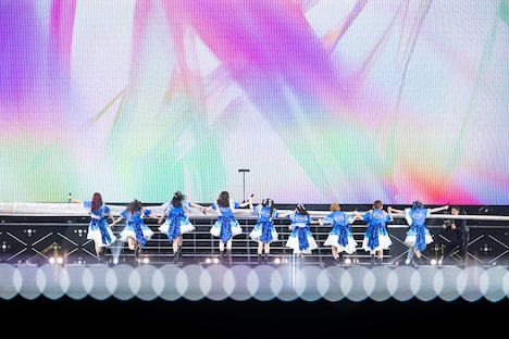 横一列に並んでゴールテープを切るえびちゅう。