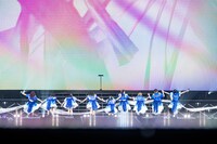 横一列でゴールするえびちゅう。