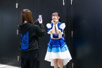 本番直前にTikTokのダンス動画を撮影する真山りか。