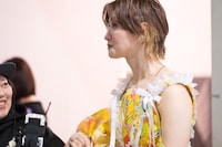 真っ先に楽屋から出てスタンバイするも、涙があふれて一旦引っ込む小林歌穂。